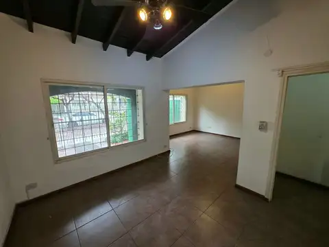 Casa en Alquiler con 3 cocheras