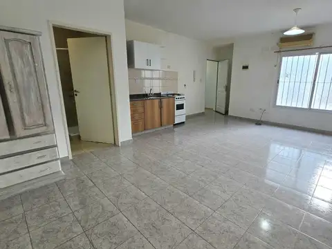 Depto Tipo Casa en Alquiler en Liniers, $ 495.000