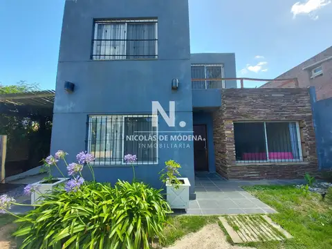 Casa 4 ambientes con 2 baños
