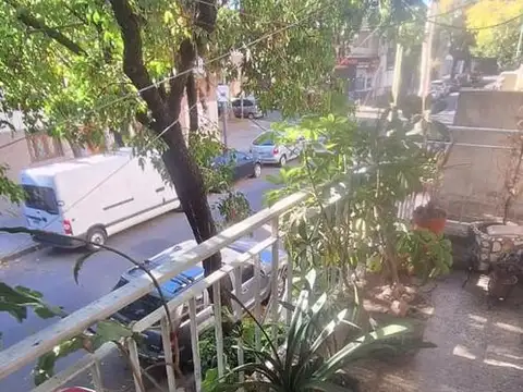 PH de 3 Ambientes en Primer Piso al Frente con Balcón