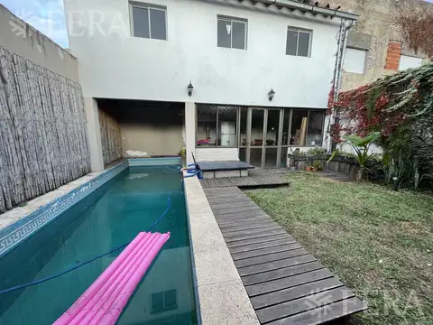 Venta de casa de 6 ambientes con cochera y piscina en Sarandí