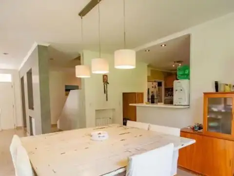 Casa 5 ambientes con 2 baños