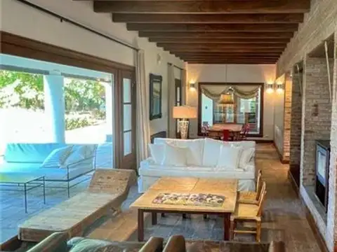 Casa en Venta con 3 cocheras