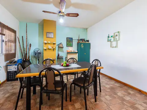 Casa 9 ambientes con 2 baños