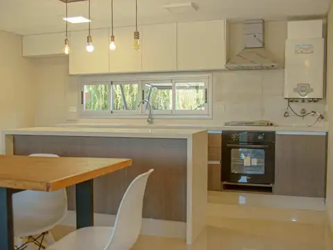 Casa 4 ambientes con 2 baños