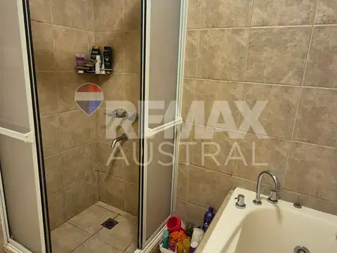 Casa 8 ambientes con 2 baños