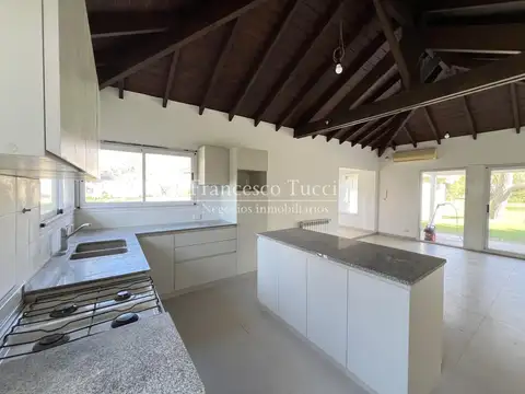 Casa 6 ambientes con 2 baños