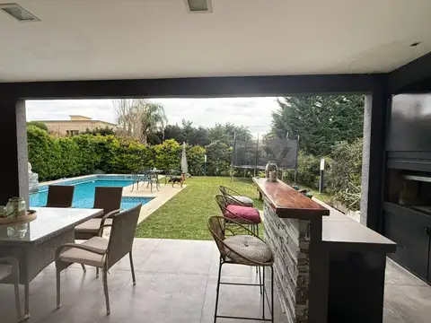 Casa en Venta con 2 cocheras