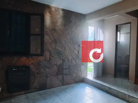 Casa 4 ambientes con 2 baños
