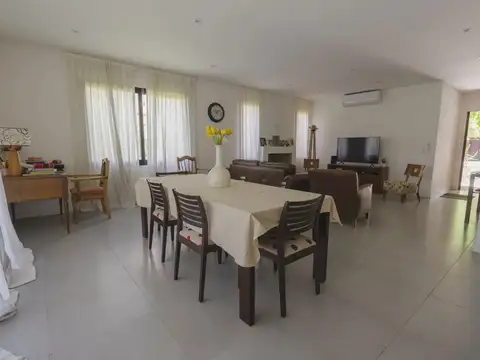 Casa 5 ambientes con 4 baños