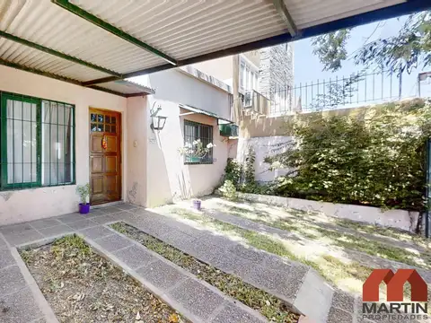 Casa 5 ambientes, suite, playroom, cochera x 2, jardín y patio.