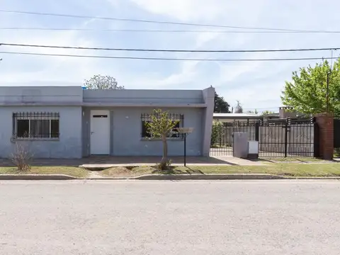 EN VENTA - CASA 2 DORMITORIOS CON PARQUE-  SERODINO