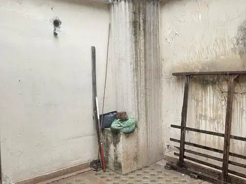 Casa 8 ambientes con 2 baños