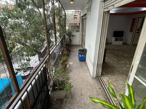 AMPLIA CASA CON LOCAL SOBRE LOTE PROPIO