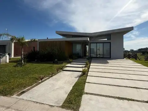 Casa de 3 ambientes, moderna, con hormigón a la vista. Lares de Canning, Ruta 52, Ezeiza.