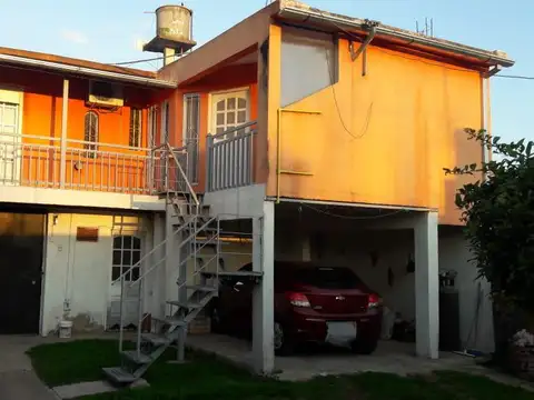 Casa en venta - 5 dormitorios 2 baños - patio departamento - 300mts2 - Merlo