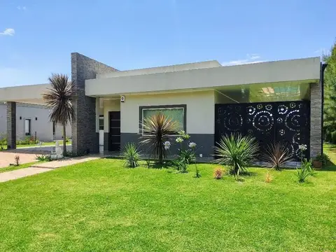 CASA DE 4 AMBIENTES EN VENTA EN FINCAS DEL ALBA
