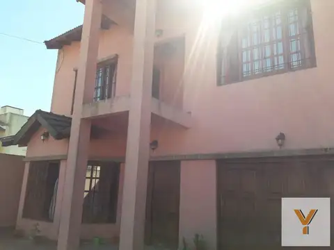 Casa en Venta con 3 cocheras