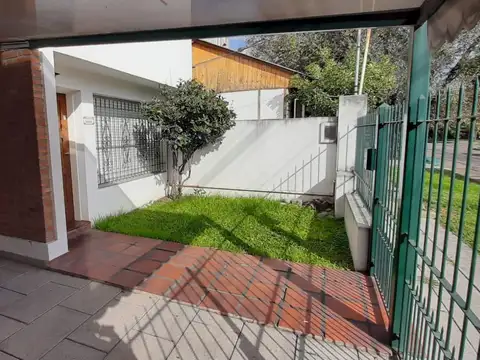 Casa en Martinez de 3 amb escritorio próximo a unicenter con cochera y patio