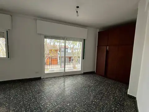 PH tres ambientes en 1°P con balcon y patio sin expensas con entrada independiente