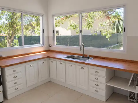 Casa 4 ambientes con 2 baños