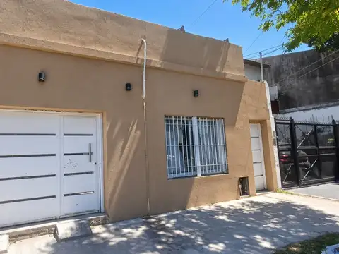 Casa 5 ambientes con 1 baño