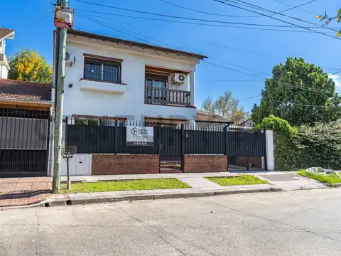 VENTA CASA 4 ambientes CASTELAR SUR pileta apto credito