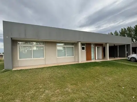 Venta casa 3 dormitorios, nivel gerencial, B° Plaza Pueblo, Cipolletti