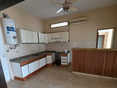 Casa en Alquiler con 2 cocheras