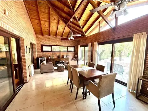 Casa 5 ambientes con 4 baños