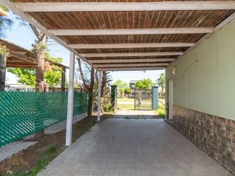 Casa 4 ambientes con 2 baños