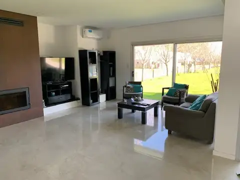 Casa con 4 dorm. + dependencia en La Reserva Cardales CC