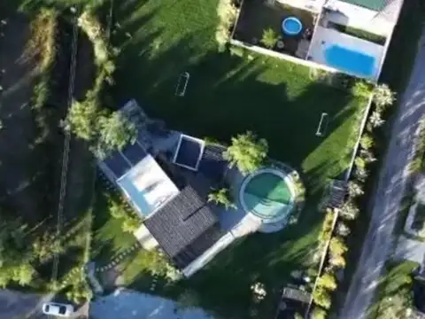 Gran casa en barrio abierto