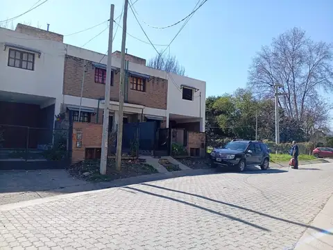 Casa 15 ambientes con 6 baños