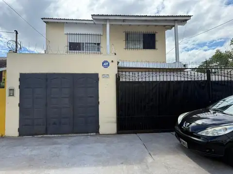 VENTA CASA 4 AMBIENTES CON COCHERA DOBLE Y PATIO