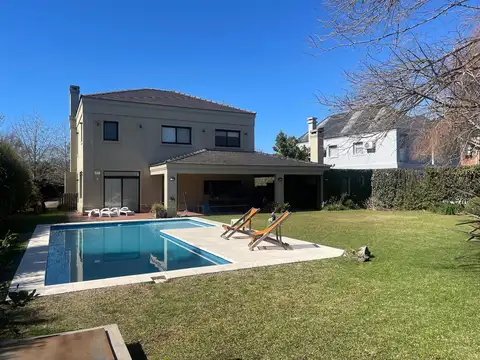 Casa 7 ambientes con 4 baños