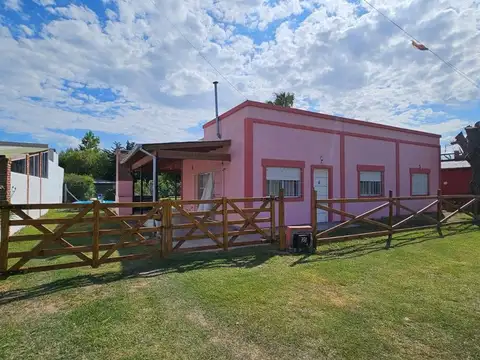 Casa 4 ambientes con 2 baños