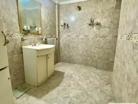 Casa en venta - 5 Dormitorio 2 Baños - 266Mts2 - Florida Oeste, Vicente López