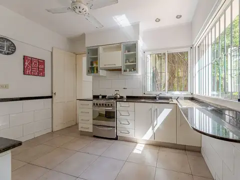 Casa 7 ambientes con 2 baños