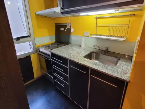 Hermoso departamento de 1 ambiente lateral interno. Edificio con sum, parrilla y laundry. Agua caliente central! Excelente estado!