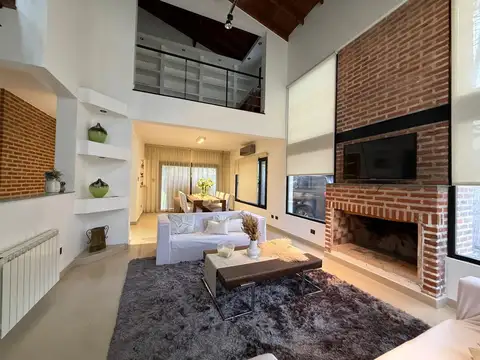 Casa en Venta con 2 cocheras