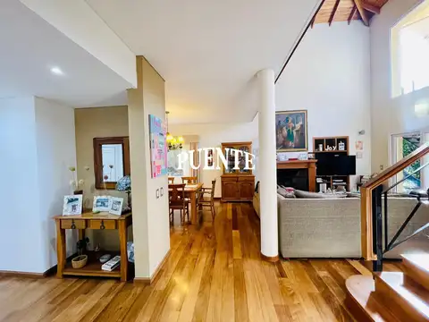 Casa en Alquiler con 6 cocheras