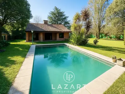 Espectacular casa con lote 2000 m2, pileta, sauna, mastersuite y cochera varios vehiculos