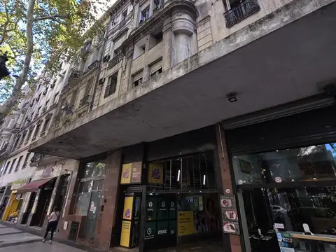 Local con entrepiso en Monserrat galería Gran Avenida
