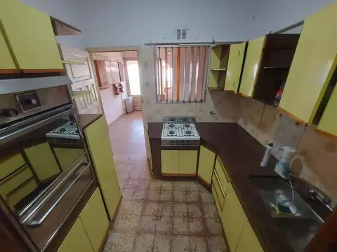 VENTA CASA 3 AMB. COCHERA JARDIN PILETA QUILMES