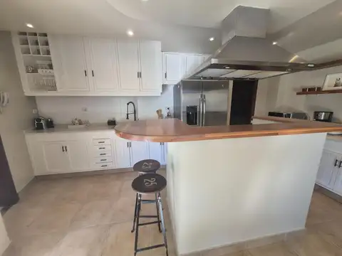 Casa en Venta con 4 cocheras