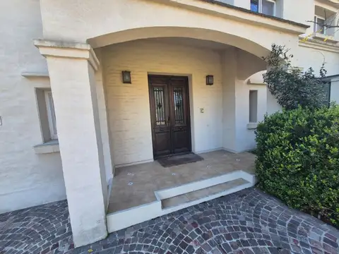 Casa 6 ambientes con 4 baños