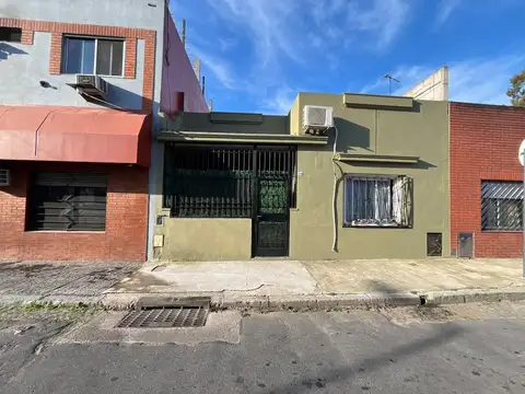 Venta de Departamento Tipo Casa de 3 Ambientes con Patio y Terraza Propia ? Flores