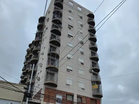 Dpto de 1 dormitorio con vestidor y balcón al frente