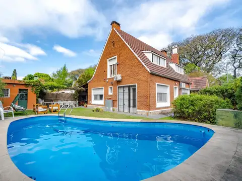 VENTA - Casa de 4 dormitorios, Galería, Cochera, Parrilla, Jardín y Piscina - Fisherton, Rosario.